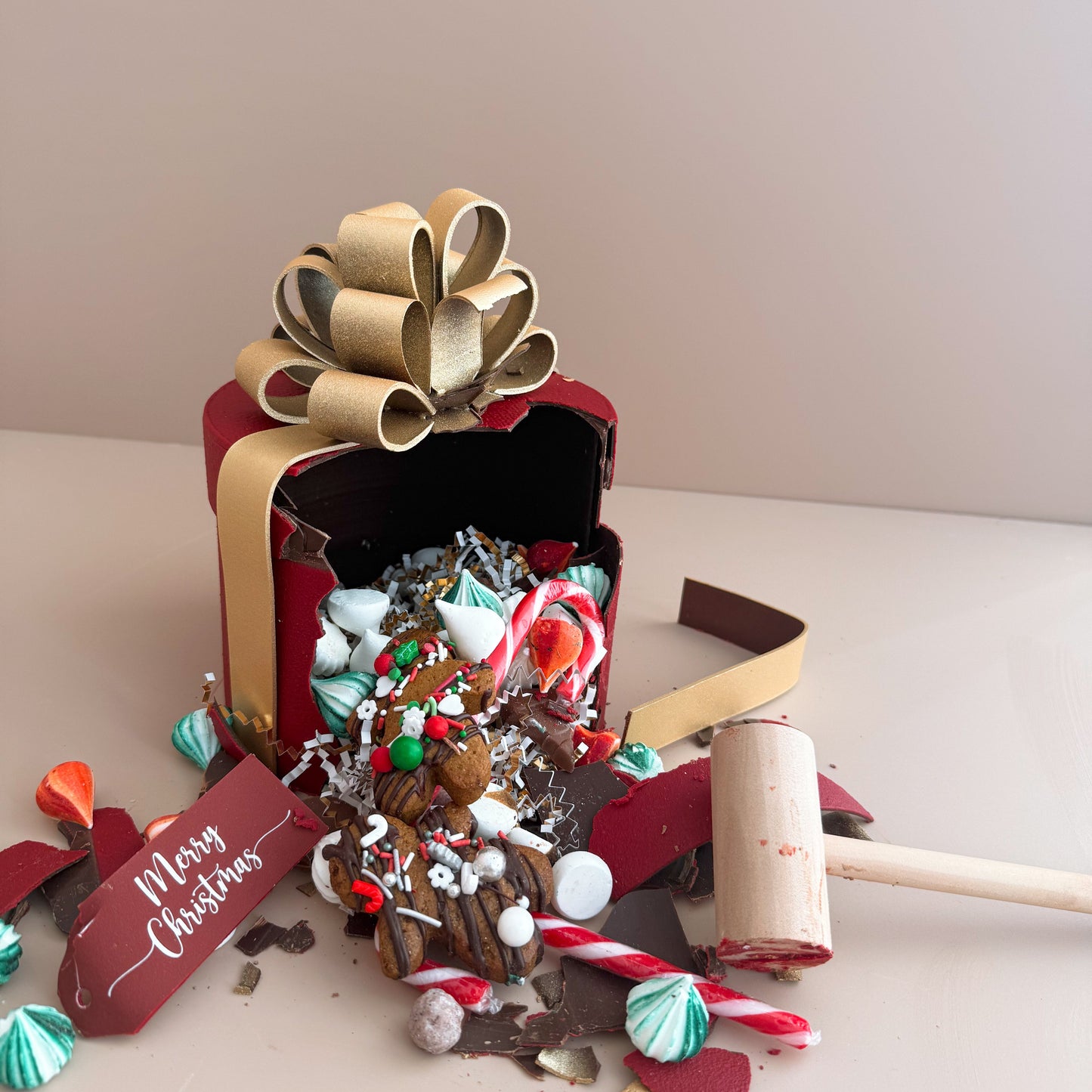 Chrismas present  - breakable chocolate, smash cake