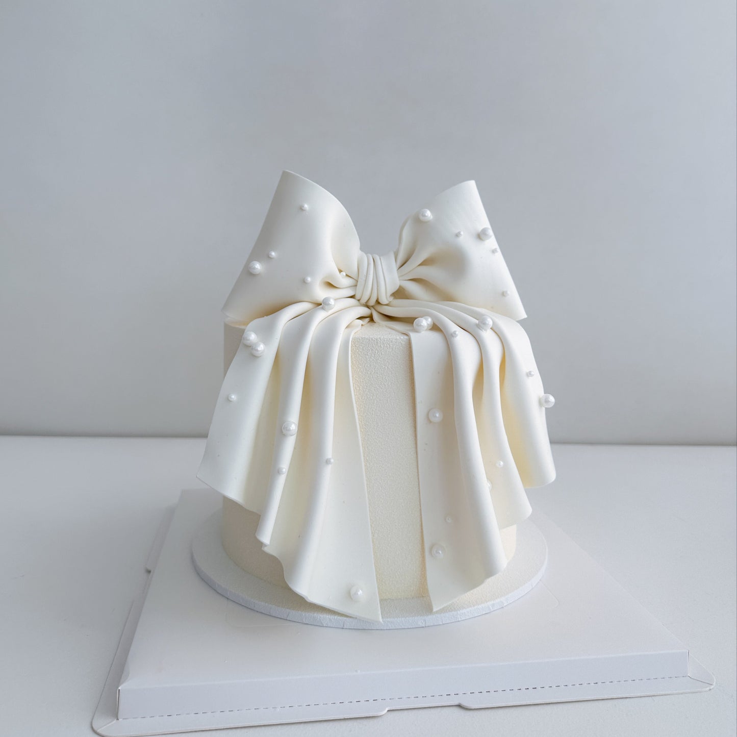 Bow cake (tall) - Multiple flavors & colours