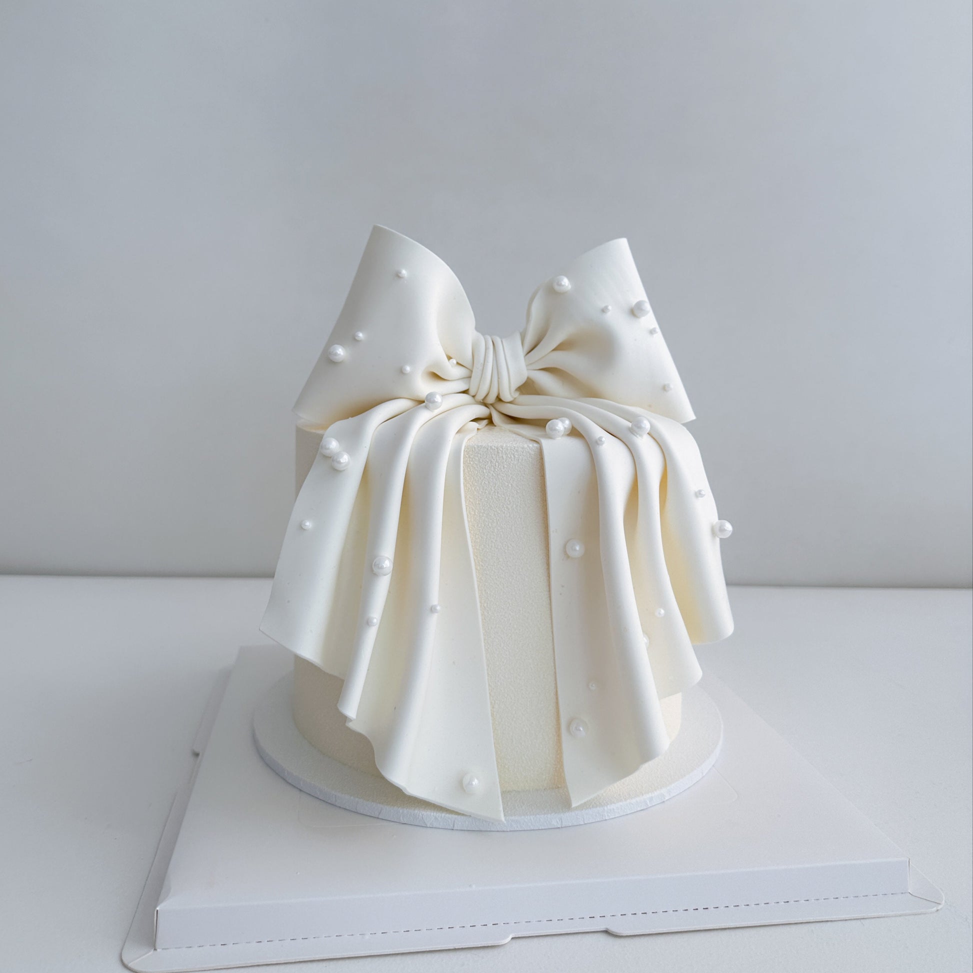Bow cake (tall) - Multiple flavors & colours