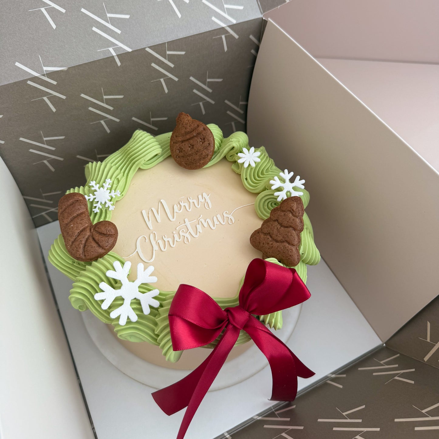 Christmas wreath cake - Multiple flavours