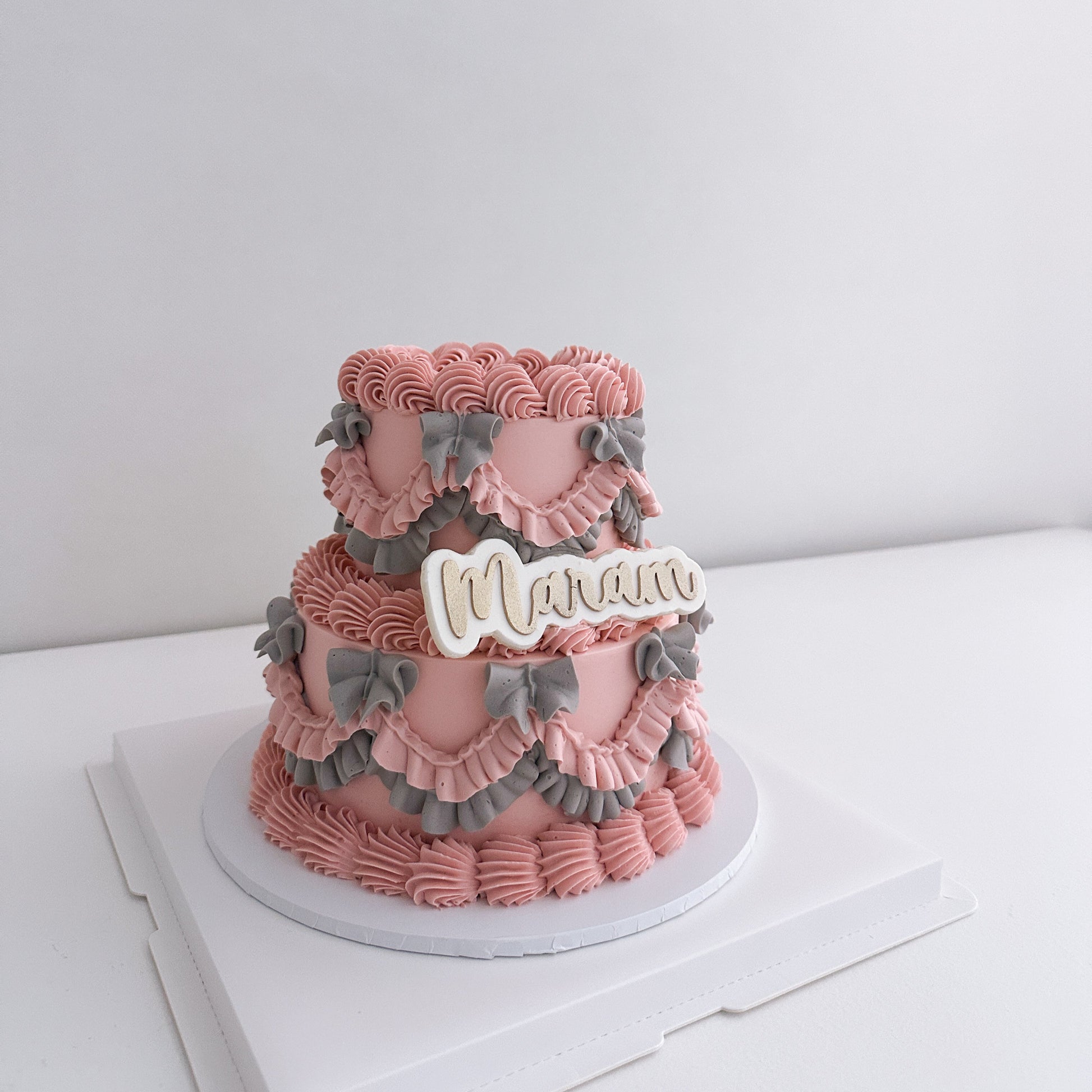 Petite two-tier vintage cake - Multiple flavors & colours